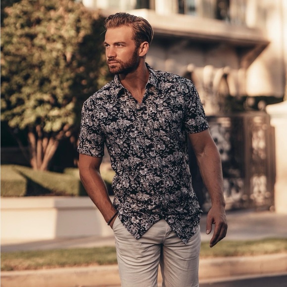 6 Button-Down Summer Dress Shirts ($5 Each) - Picture 3 of 7